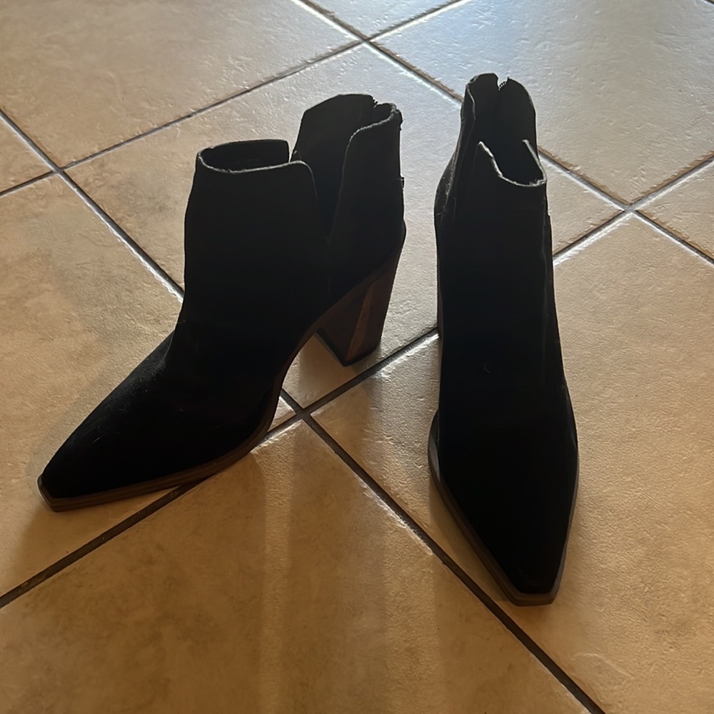Like new Vince Camuto ankle booties